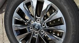 Диски с резиной LAND CRUISER 300 за 1 100 000 тг. в Костанай – фото 2