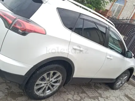 Toyota RAV4 2018 года за 11 100 000 тг. в Атырау – фото 2