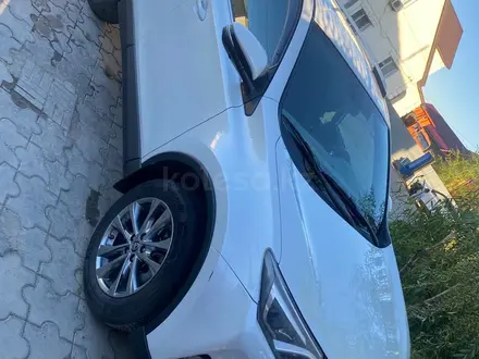 Toyota RAV4 2018 года за 11 100 000 тг. в Атырау