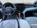 Toyota Camry 2022 года за 14 500 000 тг. в Актау – фото 2