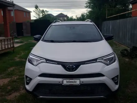 Toyota RAV4 2017 года за 10 500 000 тг. в Актобе