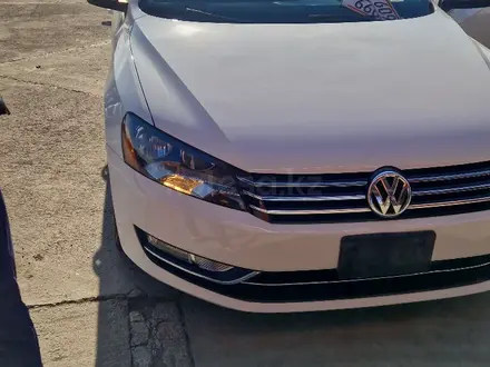 Volkswagen Passat 2013 года за 4 000 000 тг. в Атырау – фото 2