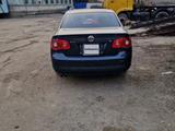 Volkswagen Jetta 2005 года за 3 300 000 тг. в Алматы – фото 3