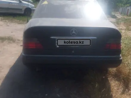 Mercedes-Benz E 280 1993 года за 2 100 000 тг. в Актобе – фото 4