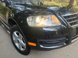 Volkswagen Touareg 2005 года за 4 300 000 тг. в Алматы – фото 2
