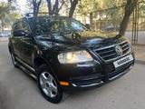 Volkswagen Touareg 2005 года за 4 300 000 тг. в Алматы – фото 3