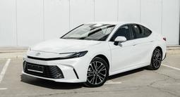 Toyota Camry Luxe 2025 года за 26 190 000 тг. в Уральск