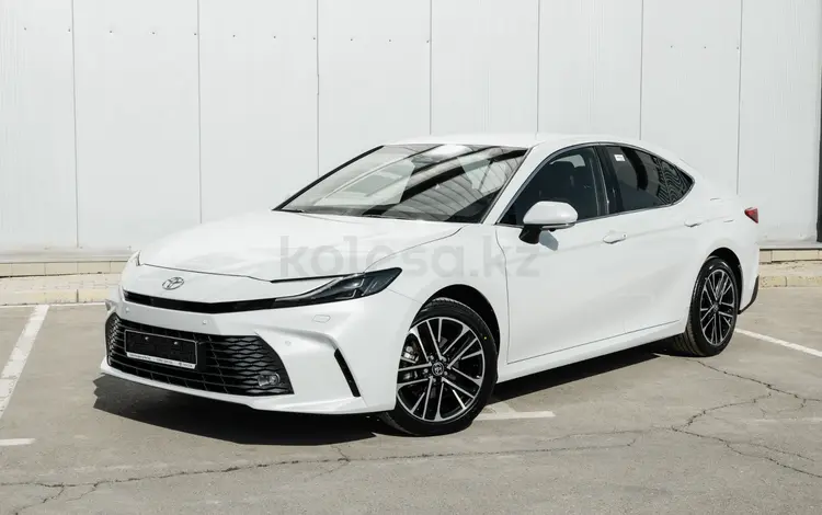 Toyota Camry Luxe 2025 года за 26 190 000 тг. в Уральск