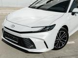 Toyota Camry Luxe 2025 года за 26 190 000 тг. в Уральск – фото 3