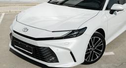 Toyota Camry Luxe 2025 года за 26 190 000 тг. в Уральск – фото 3