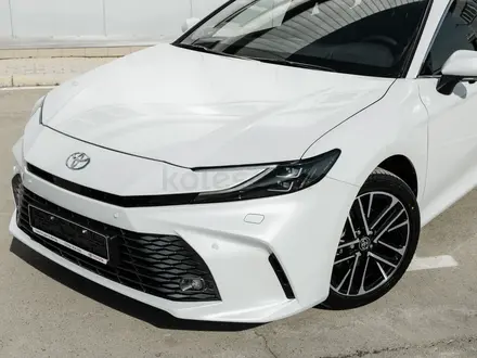 Toyota Camry Luxe 2026 года за 23 190 000 тг. в Уральск – фото 3