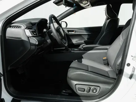 Toyota Camry Luxe 2026 года за 23 190 000 тг. в Уральск – фото 16