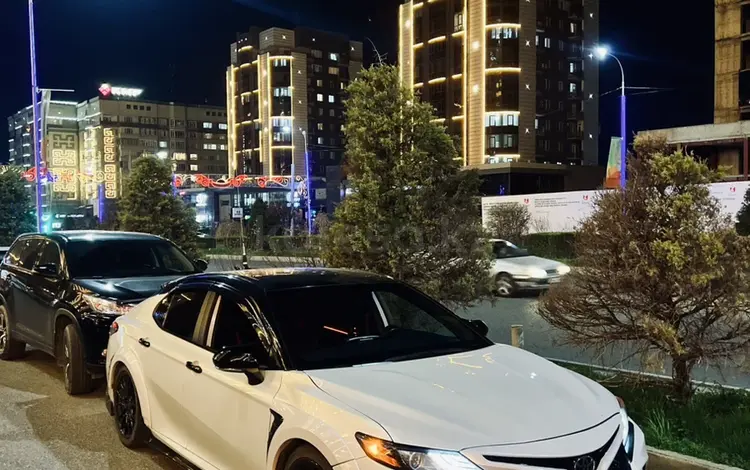 Toyota Camry 2021 года за 19 800 000 тг. в Алматы