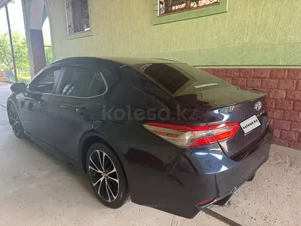 Toyota Camry 2018 года за 10 500 000 тг. в Шымкент – фото 2