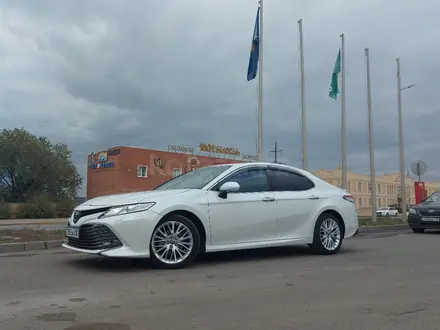 Toyota Camry 2019 года за 13 500 000 тг. в Уральск – фото 2