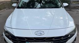 Hyundai Elantra 2023 года за 8 300 000 тг. в Алматы – фото 2
