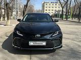 Toyota Camry 2023 года за 17 300 000 тг. в Алматы