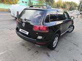 Volkswagen Touareg 2005 годаfor4 900 000 тг. в Алматы – фото 3