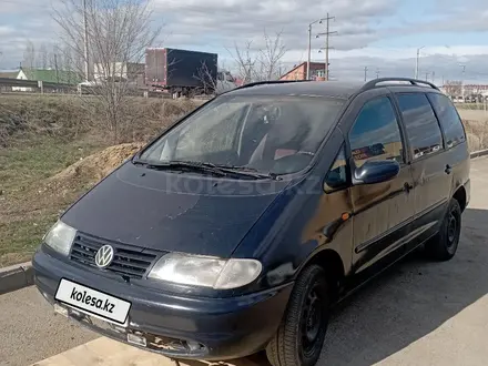 Volkswagen Sharan 1997 года за 1 300 000 тг. в Актобе – фото 3