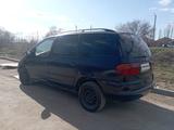 Volkswagen Sharan 1997 года за 1 300 000 тг. в Актобе – фото 4