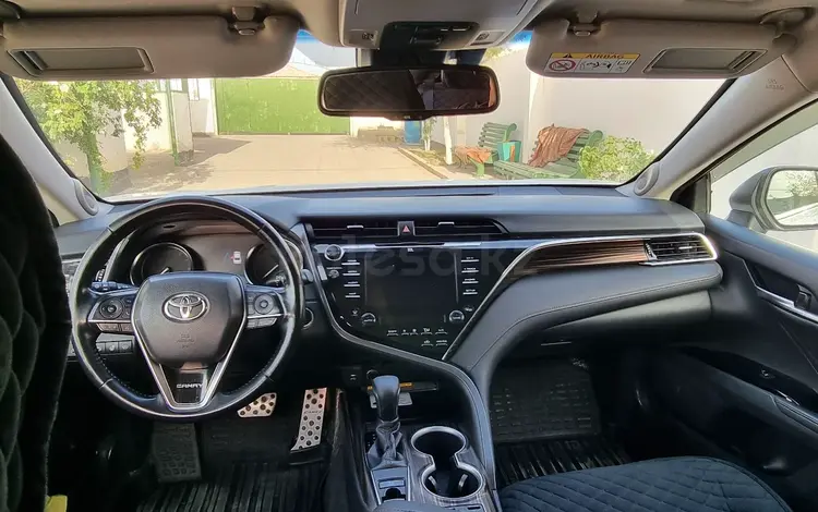 Toyota Camry 2018 года за 14 100 000 тг. в Актау