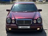 Mercedes-Benz E 320 1998 года за 2 900 000 тг. в Караганда – фото 2