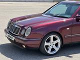 Mercedes-Benz E 320 1998 года за 2 900 000 тг. в Караганда – фото 4