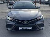 Toyota Camry 2021 года за 13 200 000 тг. в Караганда – фото 2