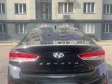 Hyundai Sonata 2019 годаүшін10 300 000 тг. в Алматы – фото 2