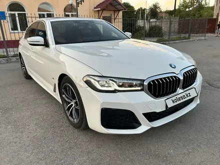 BMW 520 2022 года за 22 300 000 тг. в Алматы – фото 2