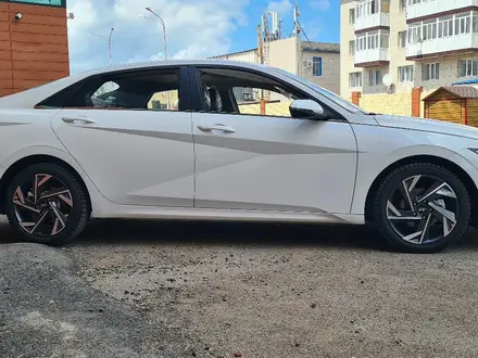 Hyundai Elantra 2023 года за 9 300 000 тг. в Караганда – фото 4