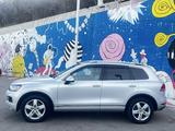 Volkswagen Touareg 2011 года за 9 750 000 тг. в Алматы – фото 2