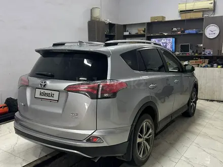 Toyota RAV4 2018 года за 10 000 000 тг. в Жанаозен – фото 2