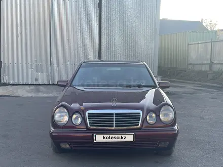 Mercedes-Benz E 230 1996 года за 2 650 000 тг. в Караганда