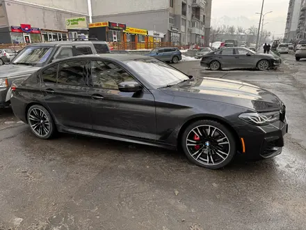 BMW 530 2022 года за 30 500 000 тг. в Алматы – фото 2