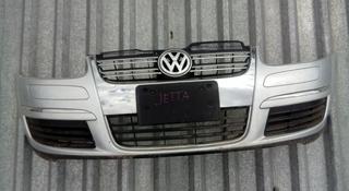 Передний бампер на Volkswagen Jetta a5 за 150 000 тг. в Алматы