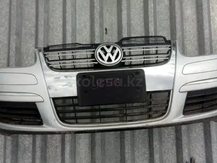 Передний бампер на Volkswagen Jetta a5 за 150 000 тг. в Алматы