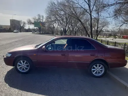 Toyota Camry 1998 года за 3 100 000 тг. в Талдыкорган – фото 2