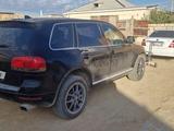 Volkswagen Touareg 2004 годаfor3 500 000 тг. в Актау – фото 2