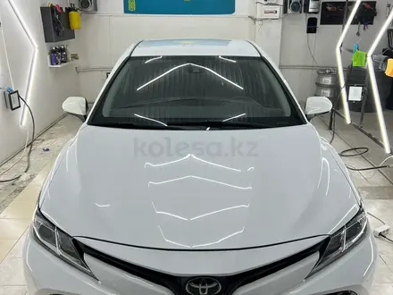 Toyota Camry 2018 года за 10 500 000 тг. в Актау – фото 2