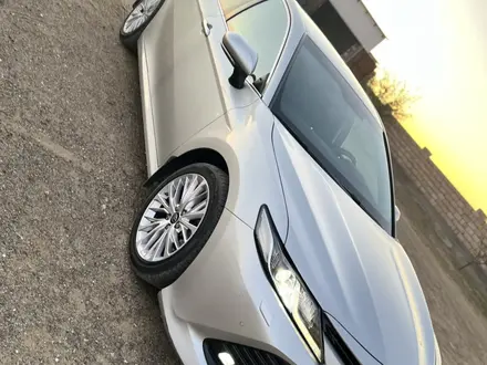 Toyota Camry 2019 года за 12 000 000 тг. в Актау – фото 4