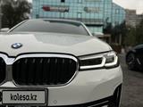 BMW 520 2022 года за 25 500 000 тг. в Алматы – фото 2
