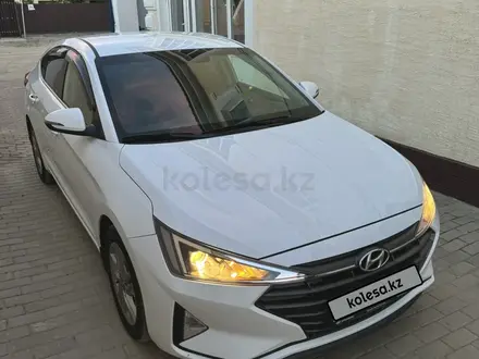 Hyundai Elantra 2019 года за 8 600 000 тг. в Актобе – фото 3