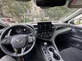 Toyota Camry 2023 года за 17 300 000 тг. в Экибастуз – фото 5