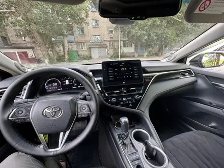 Toyota Camry 2023 года за 17 300 000 тг. в Экибастуз – фото 5