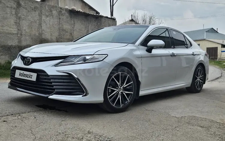 Toyota Camry 2023 года за 20 500 000 тг. в Шымкент