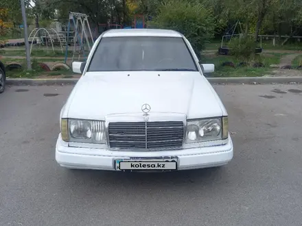 Mercedes-Benz E 220 1993 года за 1 600 000 тг. в Караганда