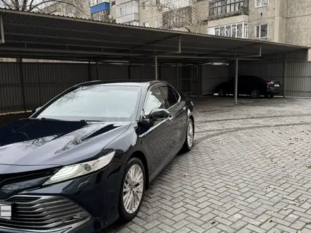 Toyota Camry 2019 года за 13 800 000 тг. в Семей – фото 2