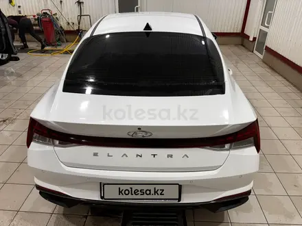 Hyundai Elantra 2021 года за 9 700 000 тг. в Уральск – фото 3