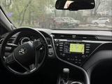 Toyota Camry 2019 года за 13 900 000 тг. в Алматы – фото 2